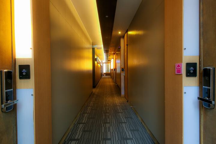 Ballroom/Hall 83 of 90