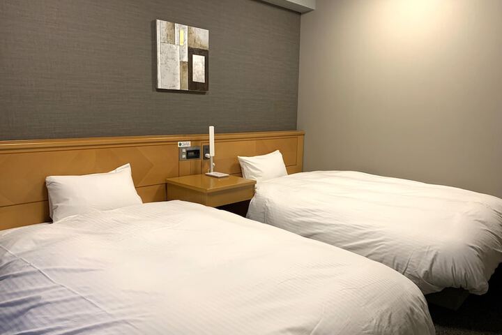 Room 5 of 18