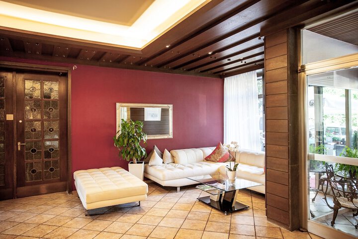Entrance & Lobby