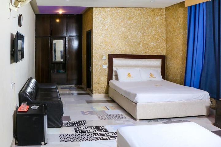 Room 33 of 68