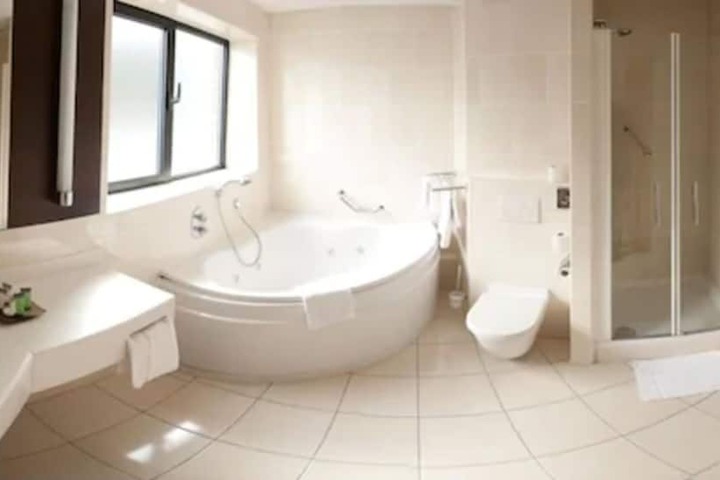 Deep soaking bathtub