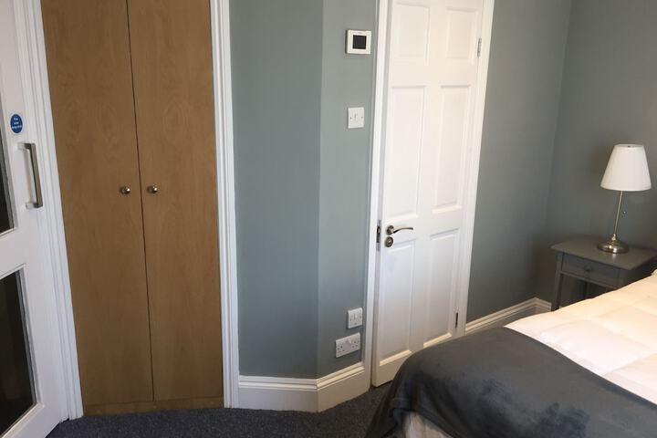 Room 52 of 283