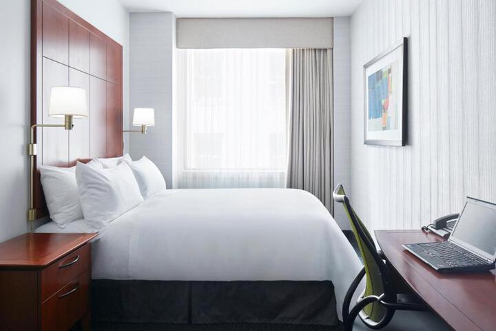 Club Queen Bed (2 of 13)