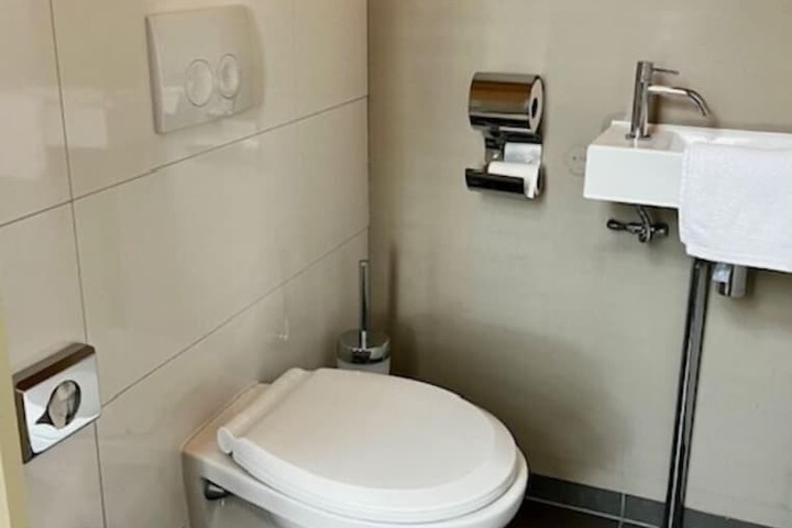 Room 6 of 34