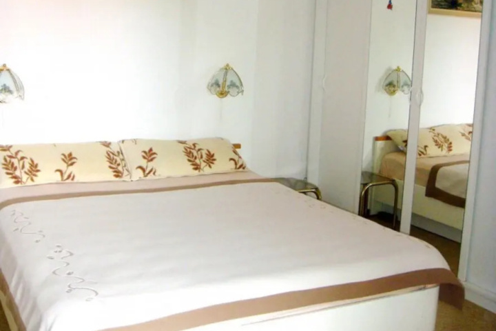 Room 3 of 8