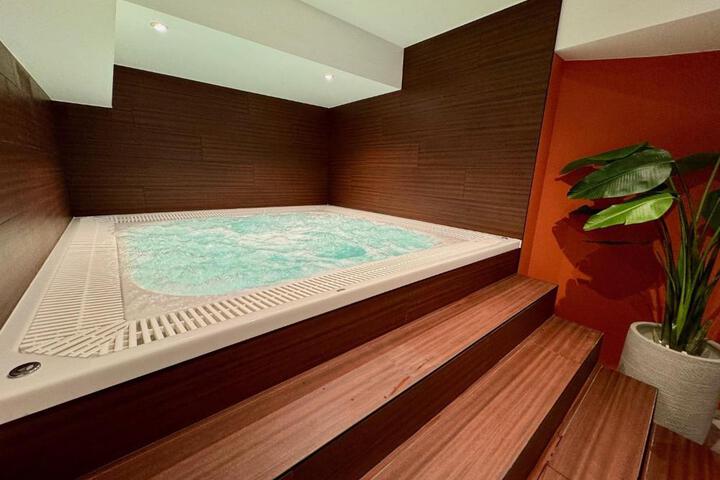 Hot tub