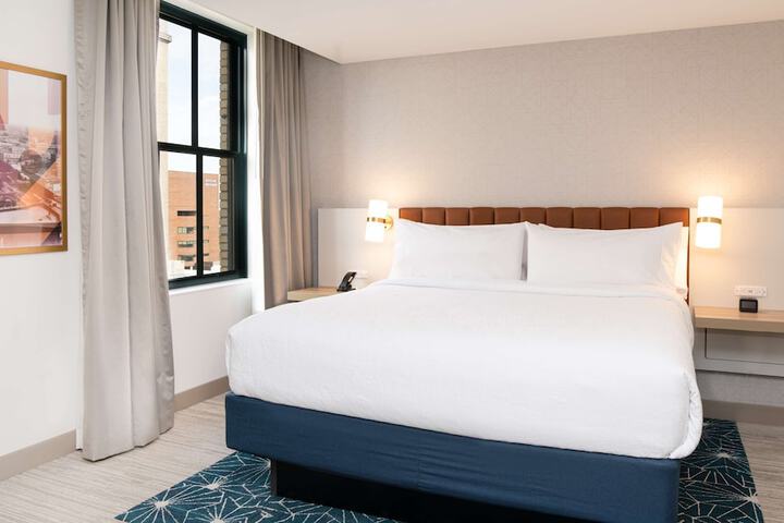 1 King Bed (10 of 14)