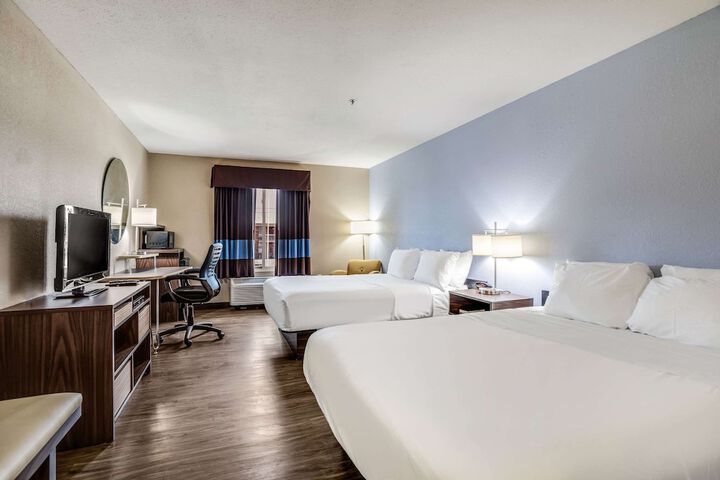 1 Queen Bed (5 of 12)