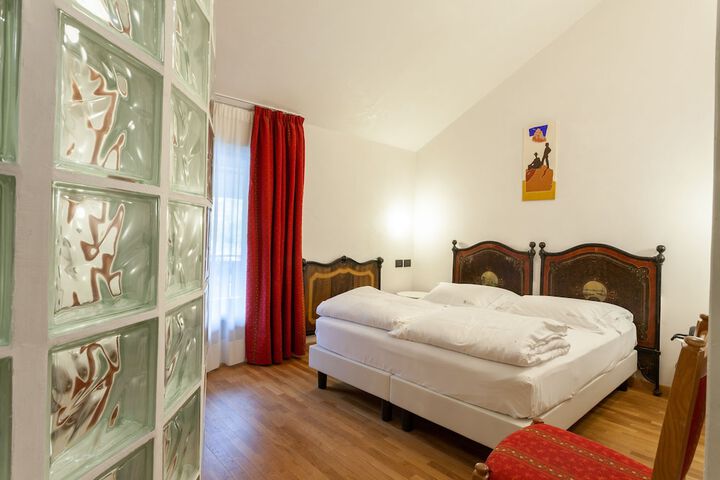 Room 27 of 48