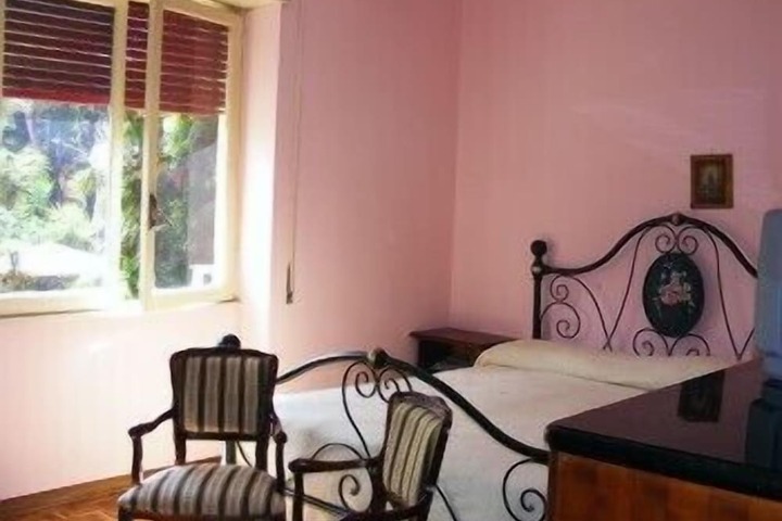 Room 2 of 3