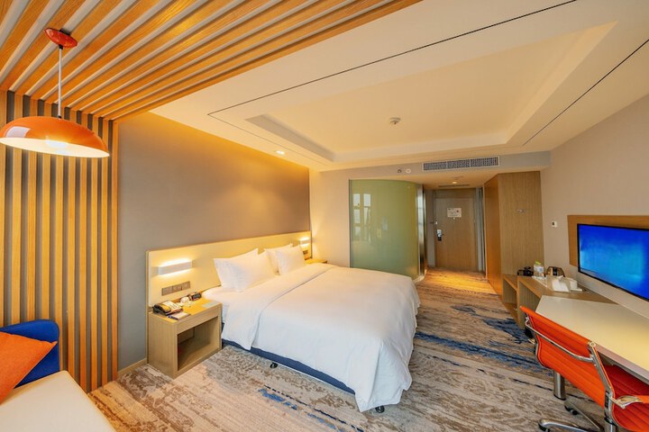 Room 10 of 25
