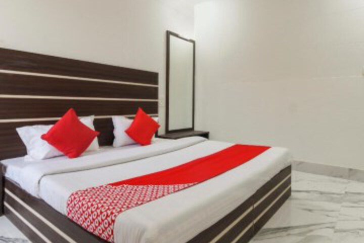 OYO 65596 Hotel Hira Ganga