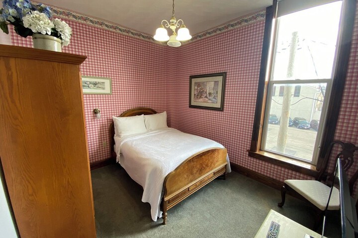 Basic Room 1 Double Bed Bathtub (9 of 10)