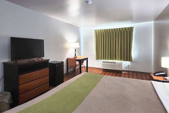 1 King Bed (5 of 15)