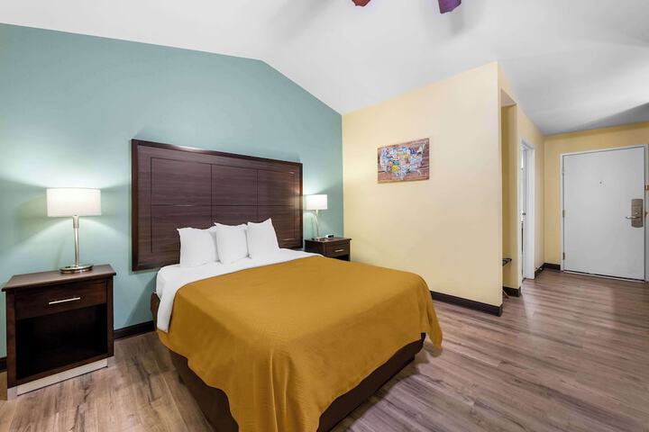1 Queen Bed (2 of 18)