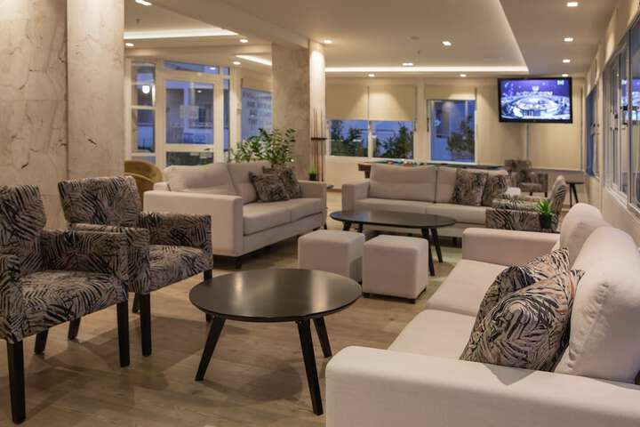 Lounge 70 of 97