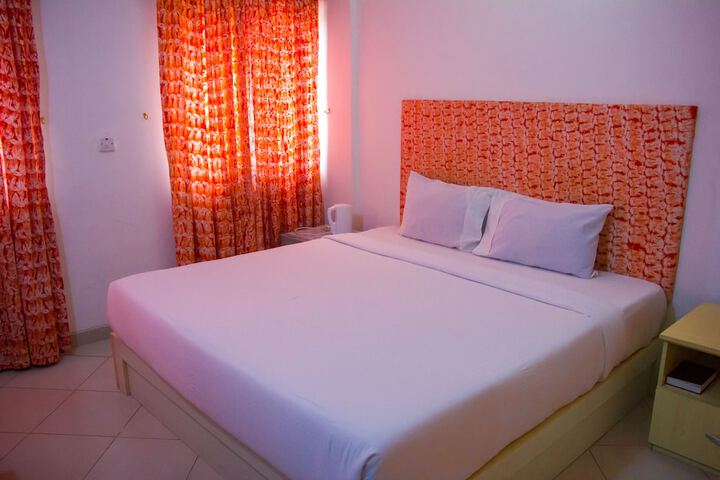 Room 13 of 34
