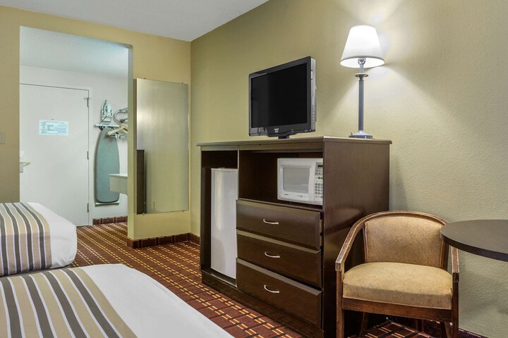 1 Queen Bed Accessible (4 of 15)