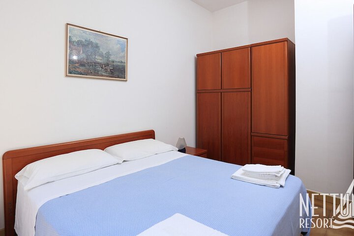 Room 3 of 44