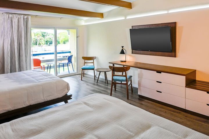 Premium 2 Queen Beds Pool View Balcony (7 of 8)