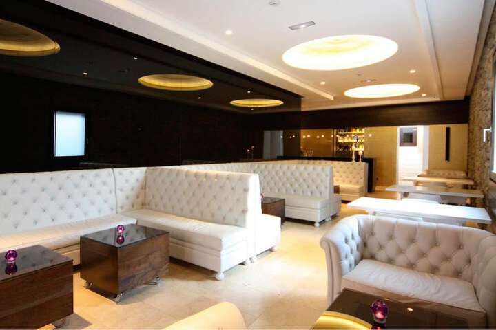 Lounge 49 of 59