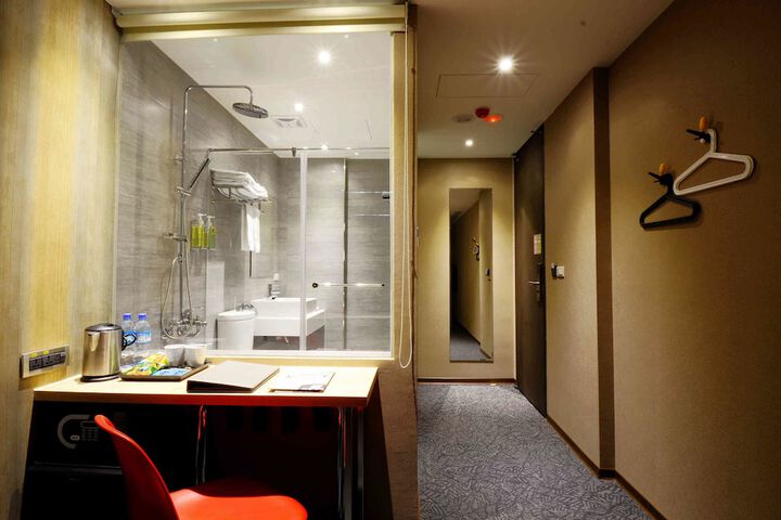 Room 7 of 32