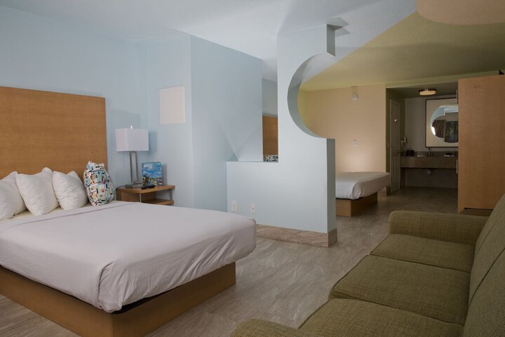 Deluxe Room 1 King Bed Accessible (19 of 22)
