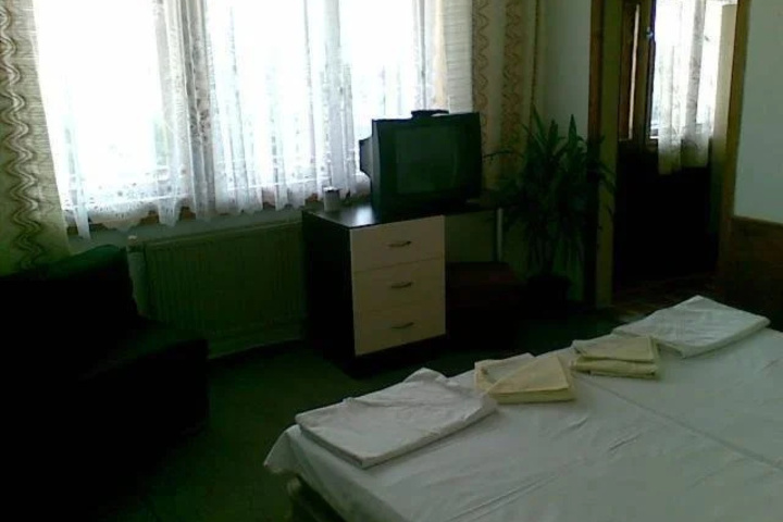 Room 4 of 16
