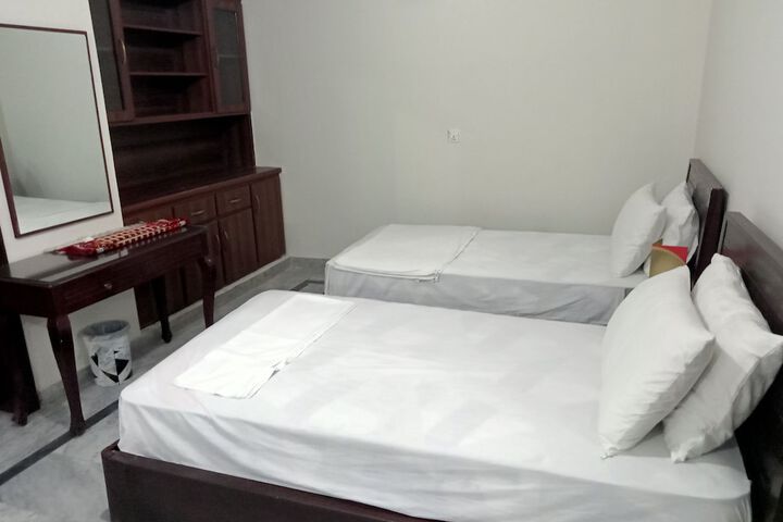 Room 10 of 14
