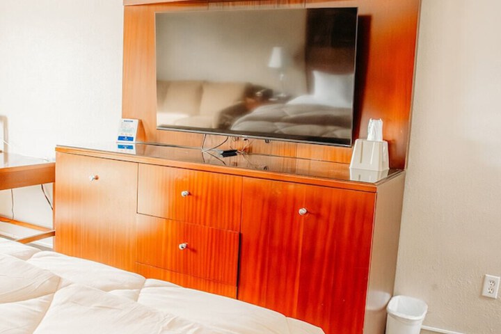 1 King Bed (17 of 17)