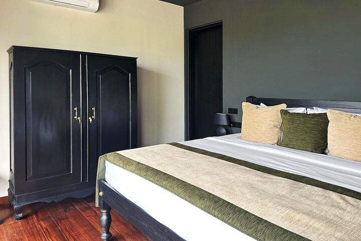 Room 12 of 99