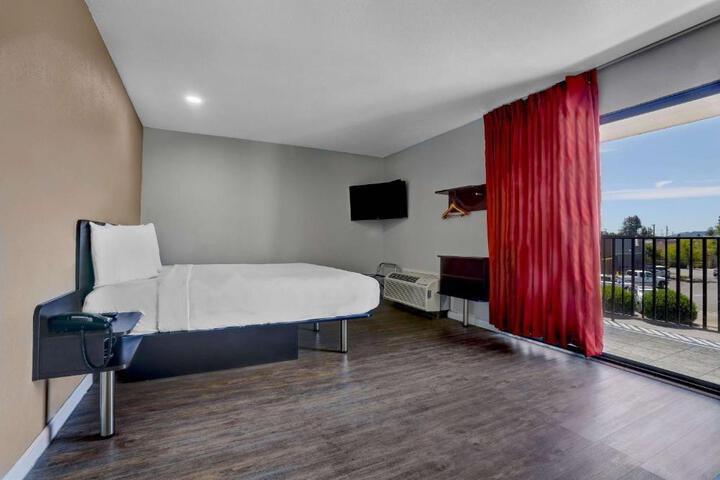 1 King Bed Micfridge (8 of 14)