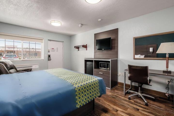 1 Queen Bed (21 of 31)