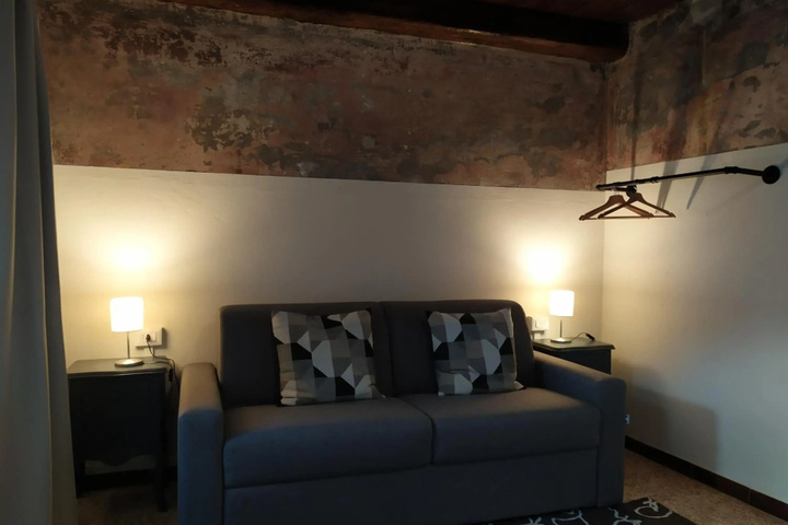 Room 4 of 16