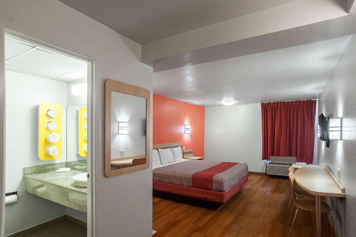 Deluxe Room 1 King Bed Accessible (6 of 14)