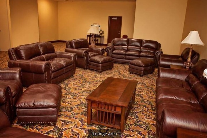 Lounge 50 of 68