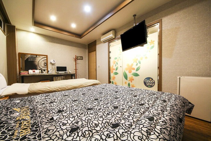 Room 25 of 49