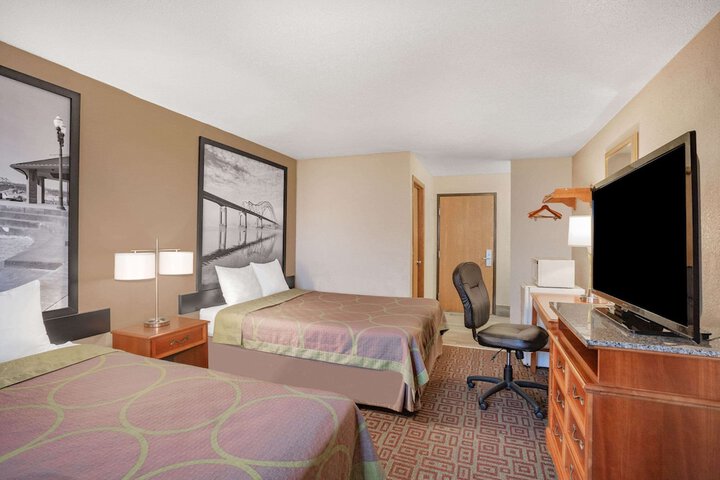 2 Double Beds (3 of 8)