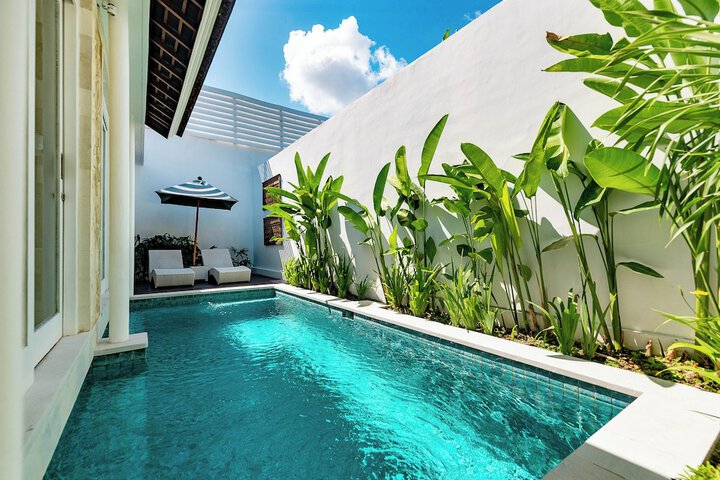 Hotel with Pool