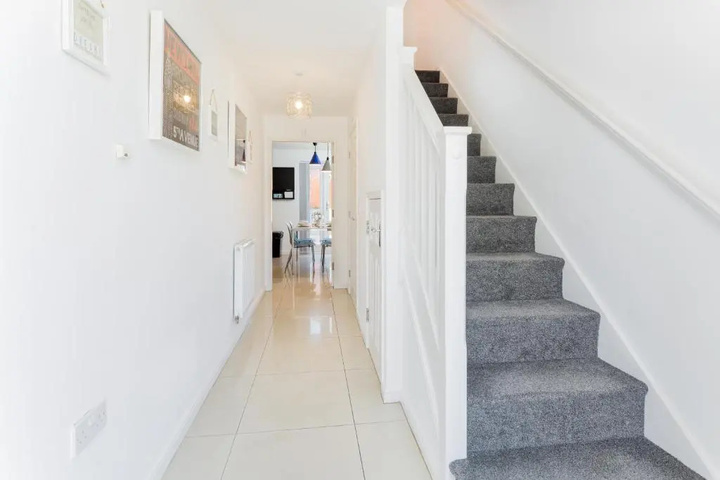 Image of Spacious Contractor House for Large Groups - Private Parking by Liverpool Short Stay