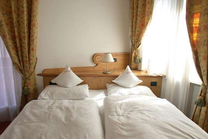 Room 7 of 33