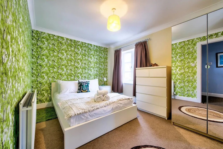Room 6 of 16