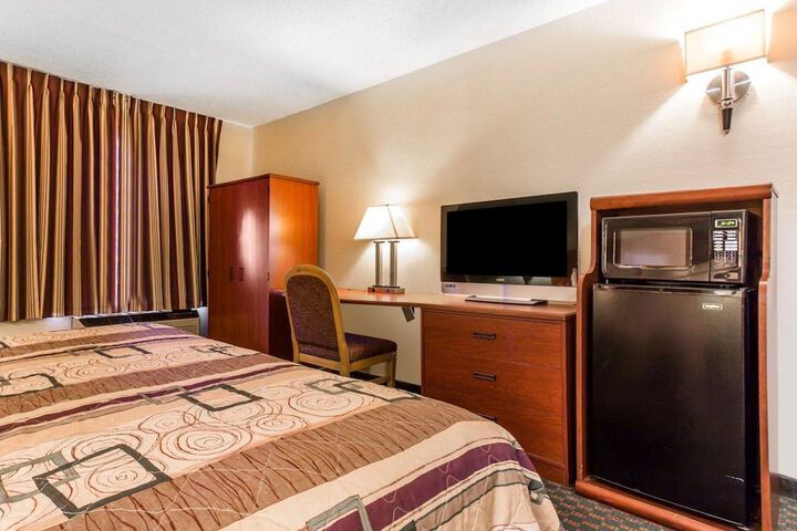 1 Queen Bed Accessible (6 of 12)