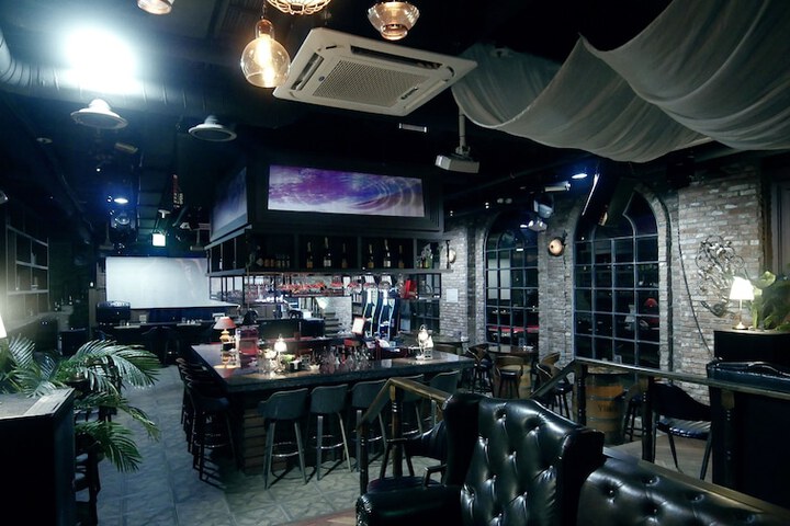 Lounge 113 of 127