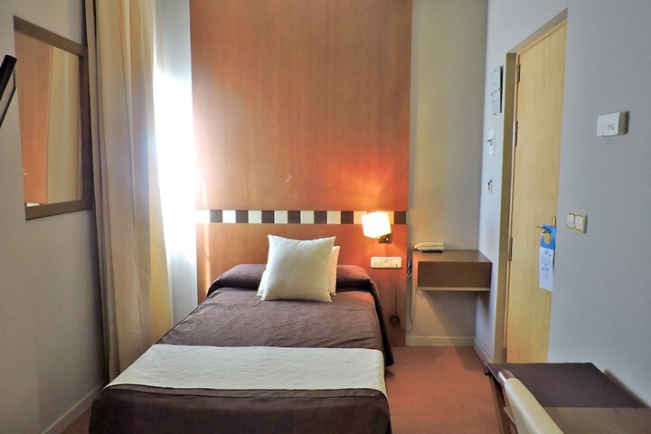 Room 27 of 48