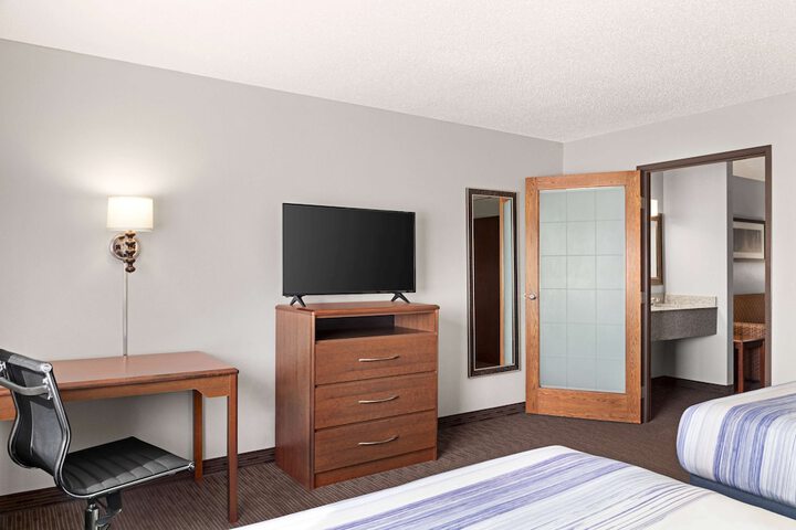 1 King Bed 1 Bedroom Business Suite Second Floor (6 of 17)