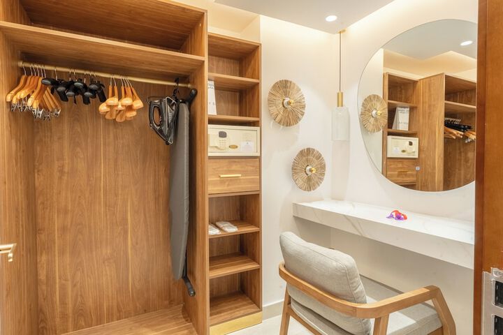 Room 53 of 151