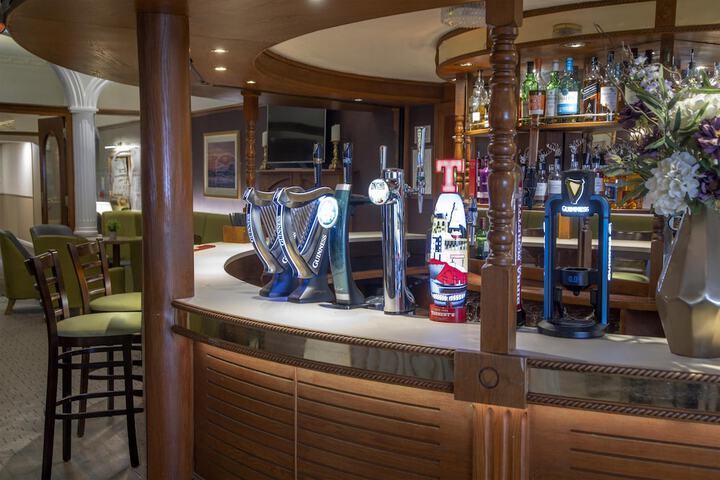 Lounge 64 of 81