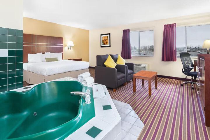 1 King Bed (4 of 11)