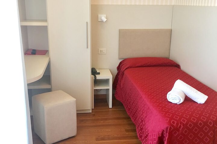 Room 10 of 32